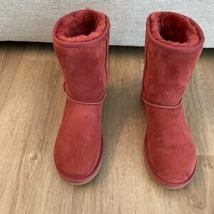 Classic short UGGS - size 7 - dark red
